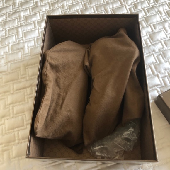 TRENDING GUCCI Leather Round-Toe Pumps - Picture 7 of 8